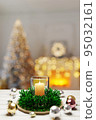 聖誕燭光和裝飾品 95032161
