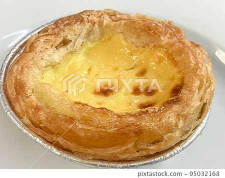 Macao's famous dessert, egg tart 95032168