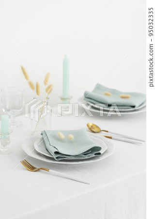 Table linens decoration with green linen napkins 95032335