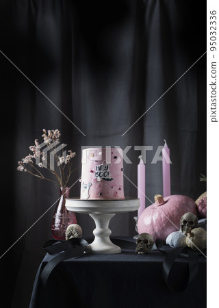 Halloween party table decoration 95032336