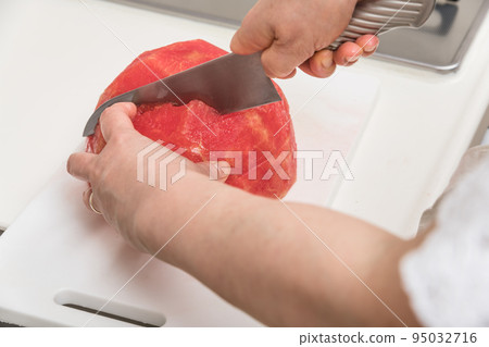 [Middle housewife makes cut watermelon] 95032716
