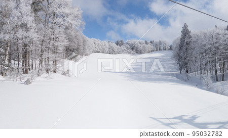 冬季從長野縣下高井區野澤溫泉滑雪場上平滑雪場的景色 冬季從長野縣下高井區野澤溫泉滑雪場上平滑雪場的景色 95032782