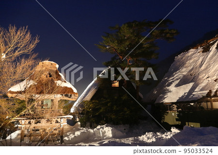 Heavy snowfall, Myozenji, Shirakawa-go Ogimachi gassho village light up [Shirakawa Village, Ono-gun, Gifu Prefecture] 95033524