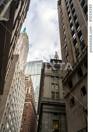 View of skyscrapers from the narrow streets of New York 95034393