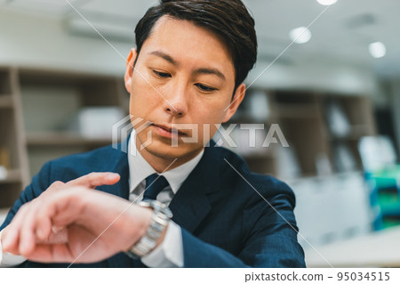 看手錶的商務人士 95034515