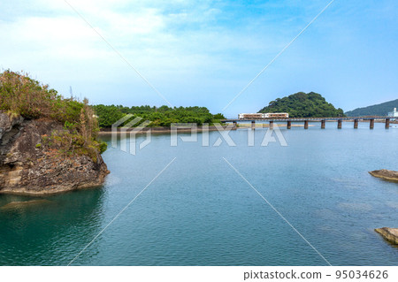 Kiha 40 on the Nichinan Line running on the iron bridge over the Hosoda River under the blue sky 95034626