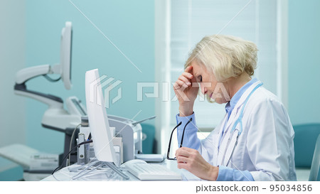 Female doctor enters results of ultrasound to main website Female doctor enters results of ultrasound to main website 95034856