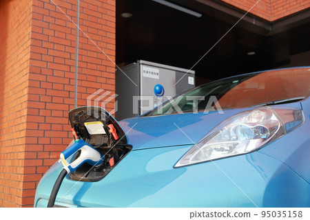 充電在停車場的電車 95035158