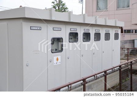 金屬包覆的箱形高壓受電設備(櫃) 金屬包覆的箱形高壓受電設備(櫃) 95035184