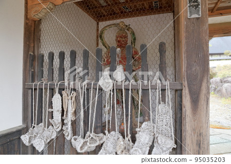 Straw sandals on the temple gate (Fukuoji Temple, Saku City, Nagano Prefecture) 95035203