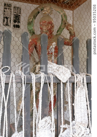 Straw sandals on the temple gate (Fukuoji Temple, Saku City, Nagano Prefecture) Straw sandals on the temple gate (Fukuoji Temple, Saku City, Nagano Prefecture) 95035208