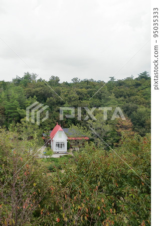 被森林包圍的白色建築（愛知縣長手市森子公園、小月和梅家、Dondoko森林） 95035333