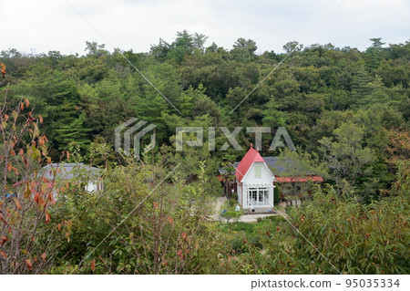 被森林包圍的白色建築（愛知縣長手市森子公園、小月和梅家、Dondoko森林） 95035334