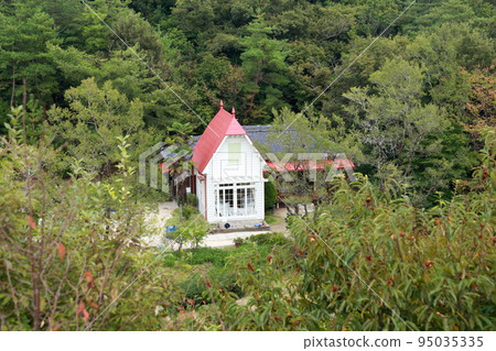 被森林包圍的白色建築（愛知縣長手市森子公園、小月和梅家、Dondoko森林） 95035335