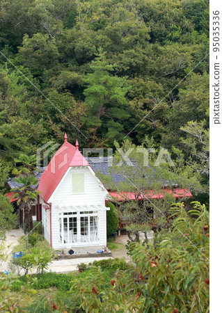 White buildings surrounded by forest (Satsuki and Mei's house, Dondoko Forest, Morikoro Park, Nagakute City, Aichi Prefecture) 95035336