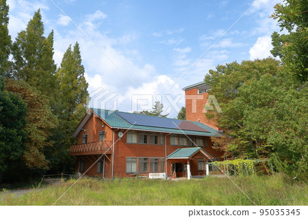 Learning facility in the forest (Aichi Expo Commemorative Park Morikoro Park, Nagakute City, Aichi Prefecture) 95035345