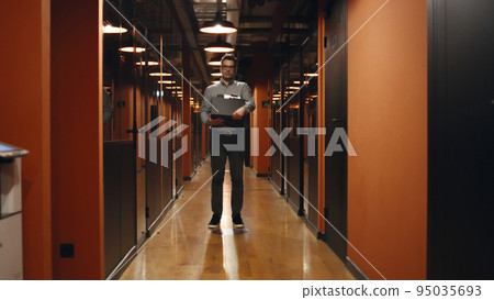 Fired man saying goodbye to colleagues 95035693