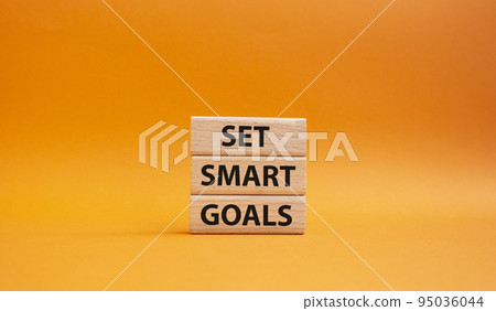 Set smart goals symbol. Concept words Set smart goals on wooden blocks. Beautiful orange background. Business and Set smart goals concept. Copy space. 95036044