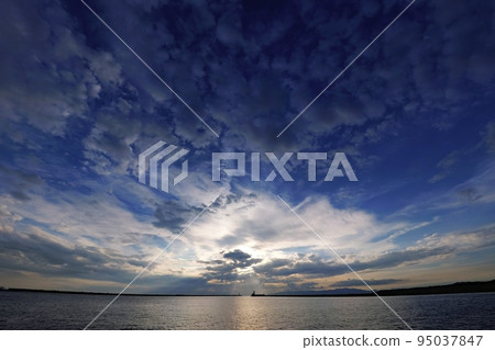 多雲的海港夜景清涼·秋天·超廣角·天空為主·220928pm 多雲的海港夜景清涼·秋天·超廣角·天空為主·220928pm 95037847