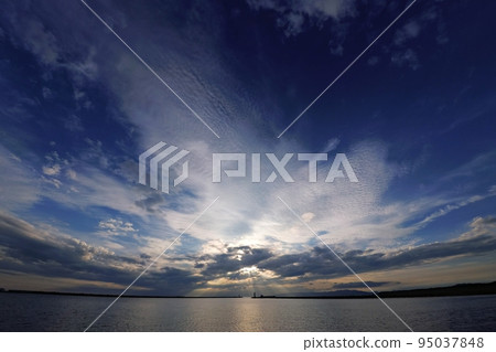 多雲的海港夜景清涼·秋天·超廣角·天空為主·220928pm 多雲的海港夜景清涼·秋天·超廣角·天空為主·220928pm 95037848