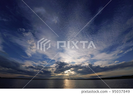 多雲的海港夜景清涼·秋天·超廣角·天空為主·220928pm 95037849