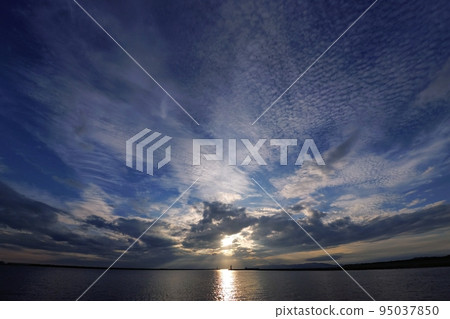 多雲的海港夜景清涼·秋天·超廣角·天空為主·220928pm 95037850