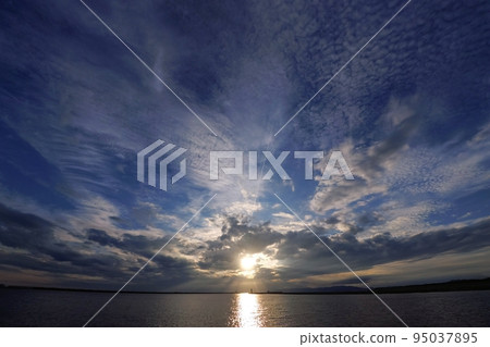 多雲的海港夜景清涼·秋天·超廣角·天空為主·220928pm 95037895