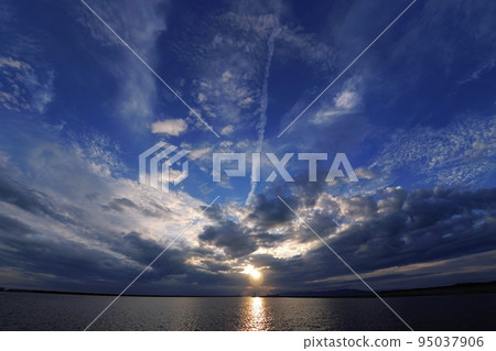 A refreshing evening view of a harbor with various clouds・Autumn・Super wide angle・Sky mainly・220928pm A refreshing evening view of a harbor with various clouds・Autumn・Super wide angle・Sky mainly・220928pm 95037906
