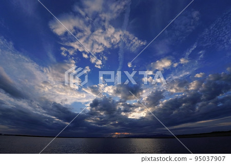 A refreshing evening view of a harbor with various clouds・Autumn・Super wide angle・Sky mainly・220928pm A refreshing evening view of a harbor with various clouds・Autumn・Super wide angle・Sky mainly・220928pm 95037907
