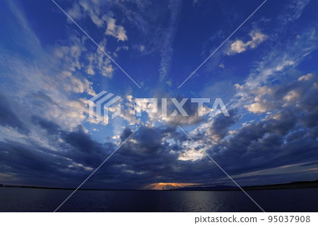 A refreshing evening view of a harbor with various clouds・Autumn・Super wide angle・Sky mainly・220928pm A refreshing evening view of a harbor with various clouds・Autumn・Super wide angle・Sky mainly・220928pm 95037908