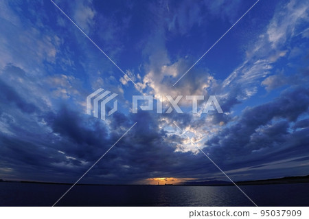 A refreshing evening view of a harbor with various clouds・Autumn・Super wide angle・Sky mainly・220928pm A refreshing evening view of a harbor with various clouds・Autumn・Super wide angle・Sky mainly・220928pm 95037909