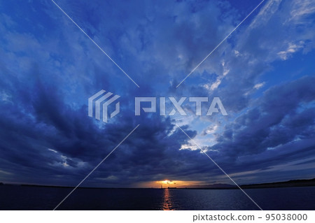 A refreshing harbor evening view with the setting sun and various clouds・Autumn・Super wide angle・Sky mainly・220928pm 95038000