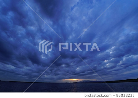 Dusk of the port with various clouds afterglow・Autumn・Super wide angle・Sky mainly・220928pm 95038235