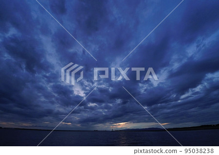 港口黃昏有各種雲朵餘輝・秋天・超廣角・天空為主・220928pm 95038238