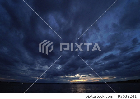Dusk of the port with various clouds afterglow・Autumn・Super wide angle・Sky mainly・220928pm Dusk of the port with various clouds afterglow・Autumn・Super wide angle・Sky mainly・220928pm 95038241