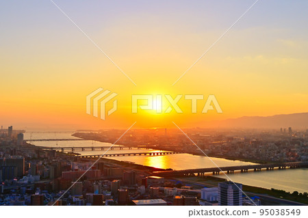 夕陽照耀下的大阪市容和淀川[大阪風景] 95038549