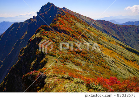 秋天顏色的谷川嶽山脊線和一之倉澤懸崖 秋天顏色的谷川嶽山脊線和一之倉澤懸崖 95038575