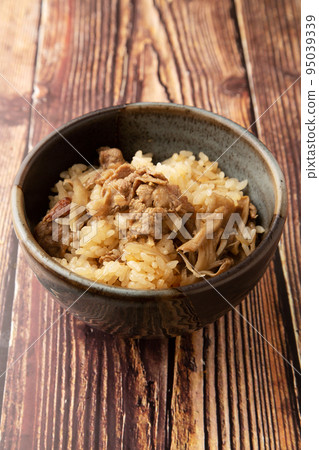 用牛肉、牛蒡和舞茸烹製的米飯 95039339