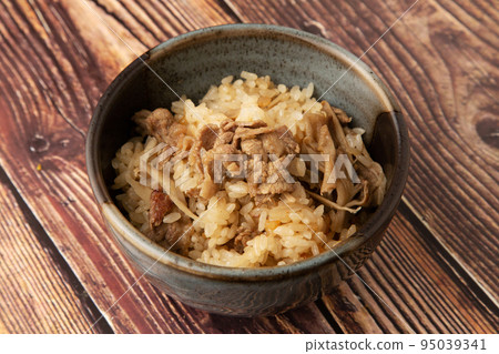 用牛肉、牛蒡和舞茸烹製的米飯 95039341