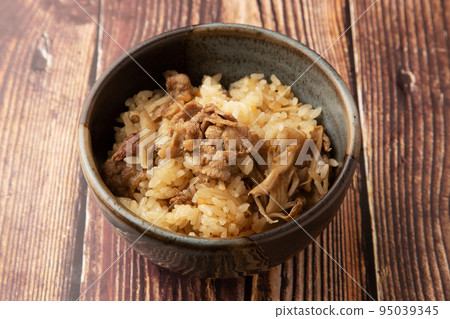 用牛肉、牛蒡和舞茸烹製的米飯 95039345