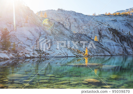 Alpine lake 95039870