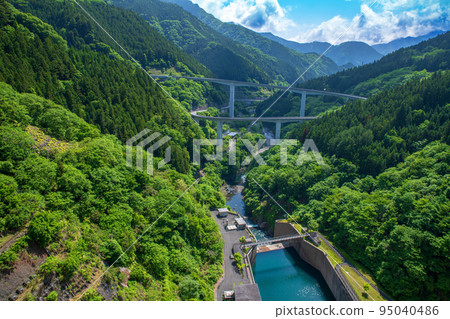 Okuchichibu Momiji Lake, Takizawa Dam, below the dam, in the direction of the loop bridge, early summer scenery 95040486