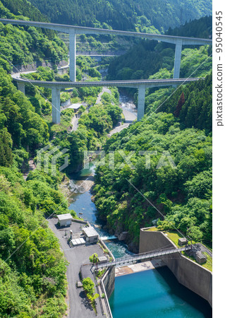 Okuchichibu Momiji Lake, Takizawa Dam, below the dam, in the direction of the loop bridge, early summer scenery 95040545