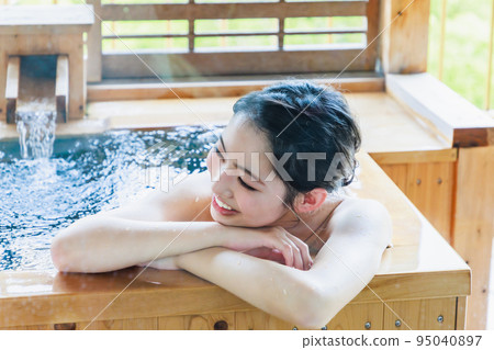 放鬆在柏樹浴的一個少婦 95040897