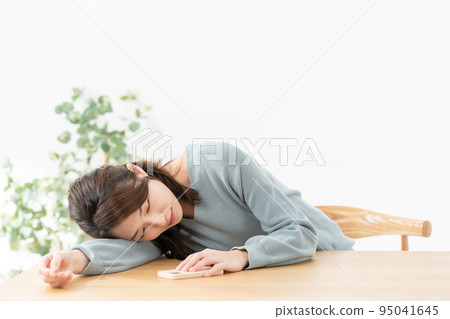  一個女人在睡覺 95041645