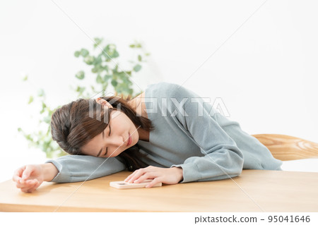  一個女人在睡覺 95041646