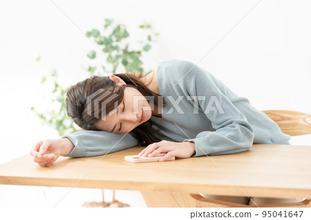  一個女人在睡覺 95041647