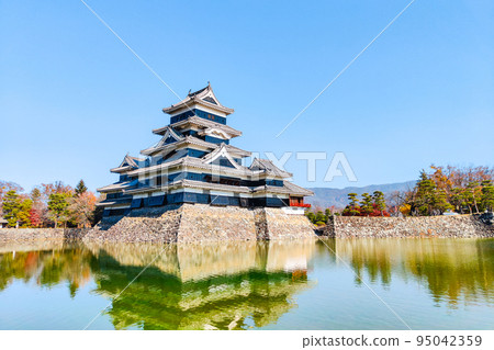Matsumoto Castle (autumn) 95042359
