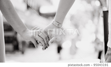 手牽手的男人和女人夫婦過去單色 95043191