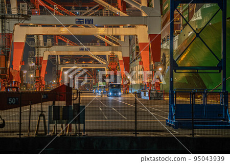 Gantry crane and container ship [Aomi Container Terminal] 95043939